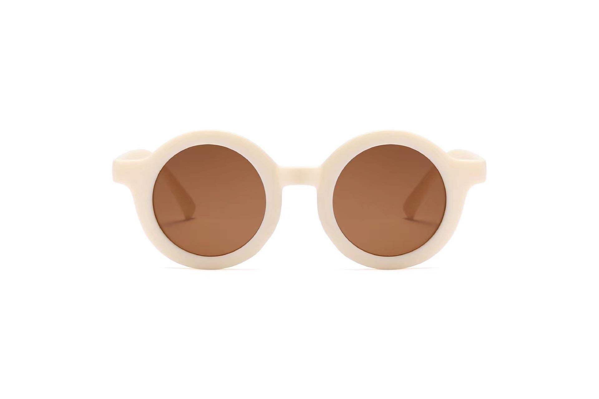 Trendy Round Frame Sunglasses - Image 3